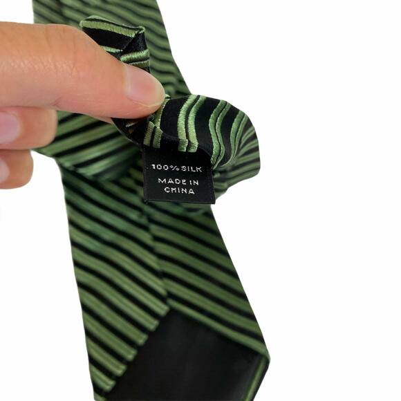 Nicole Miller Men's Tie Career 100% Silk Green Black Diagonal Striped One Size - Picture 5 of 5